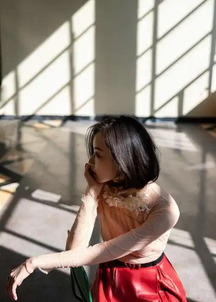 倪妮光影质感大片出炉,化身复古女郎侧颜绝美