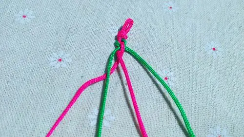 就可以编出好看的辫子,常用于手链,项链绳