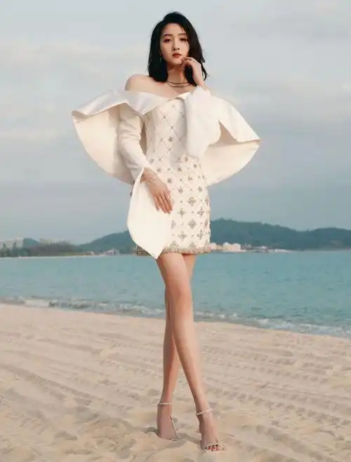 关晓彤分享海边美照一袭白裙宛如新娘大秀纤细美腿惹人爱