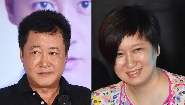 赵宝刚妻子真不像63年的人碎花上衣穿得挺清新一看就是女强人