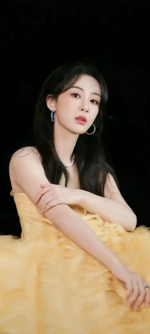 美女明星系列壁纸~杨紫,紫色礼服好看还是黄色礼服好看