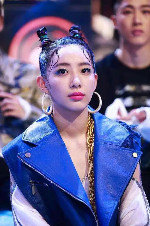 快乐女声的李斯丹妮曾被蔡国庆看好乘风破浪努力提高自己