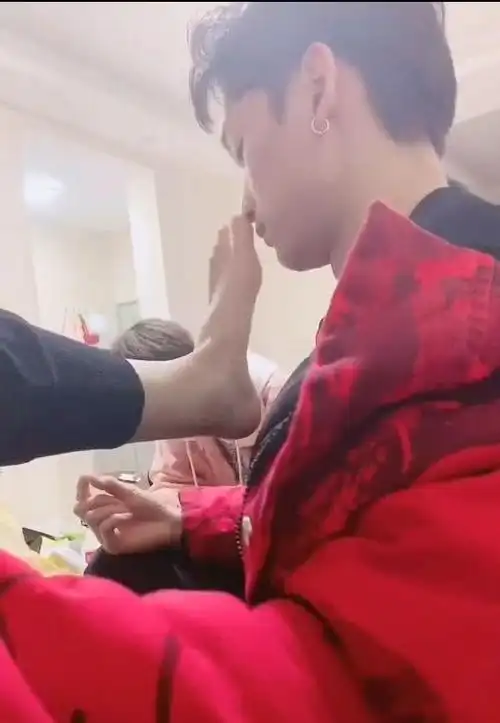 杨清柠再玩吃脚梗谁注意旁边小哥哥反应网友脚是有多臭