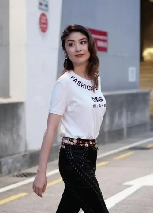 陈慧琳的街拍绝对是娱乐圈里数一数二的,她不仅造型时尚镜头感好,身材