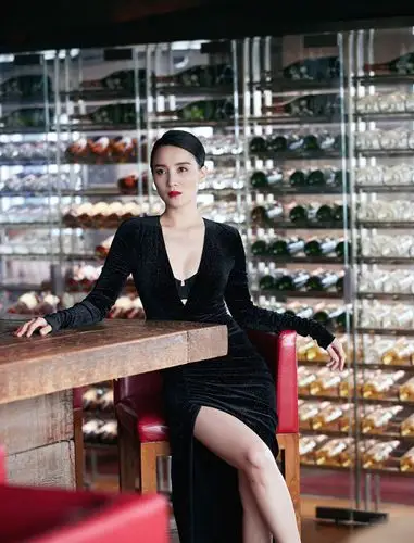 双面娇娃宋佳完美hold住美裙雨中漫步身姿曼妙比例优越