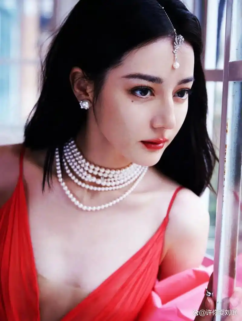 迪丽热巴惊艳亮相,红裙珍珠项链美翻全场!