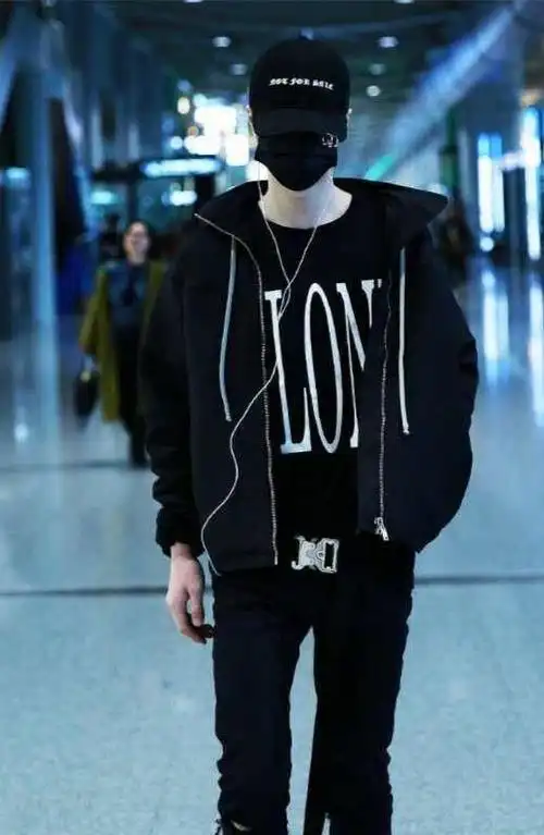 王一博的"另类"时尚,嘻哈风帽子叠戴,怼粉丝"你们不懂时尚"