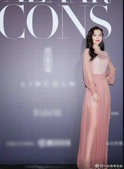 angelababy身穿 christian dior 2021 春夏系列出席时尚芭莎年度派对