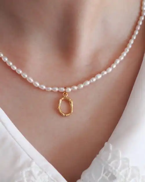 法式优雅淡水米粒珍珠时尚简约复古竹节纹理字母吊坠项链锁骨链女