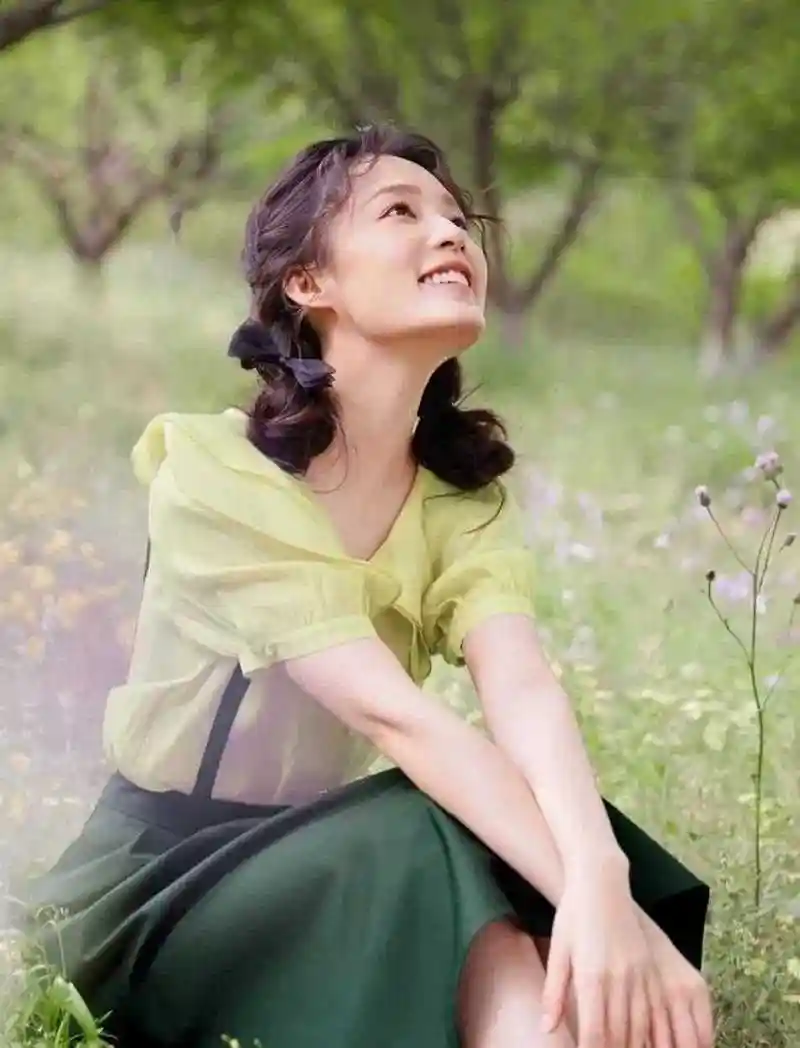 六月的微风携带着茉莉和绿妍茶的清香双波浪领,和李沁一起感知风吹