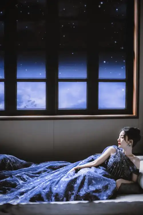 杨幂gq年度人物盛典暗夜星空拖尾蓝裙