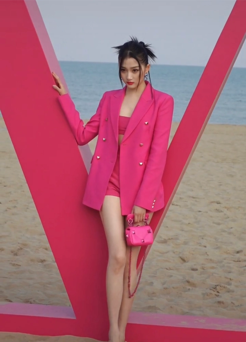 关晓彤穿粉色衣服海边快乐度假,大长腿十分吸引人