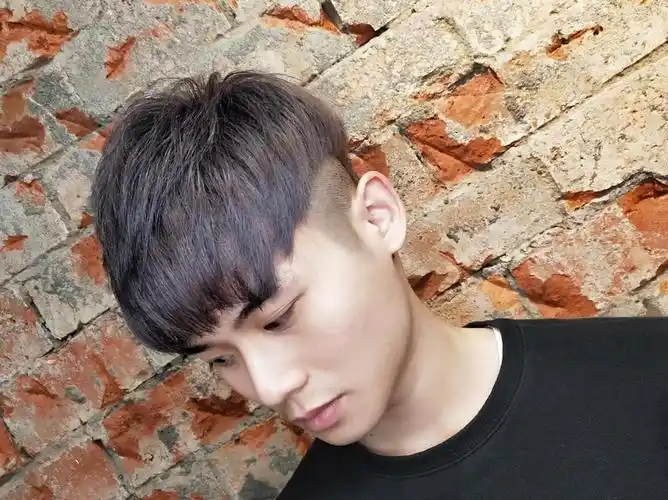 锅盖头也能让你化身暖男～喜欢强调头顶蓬松感的男孩,则可以考虑烫卷