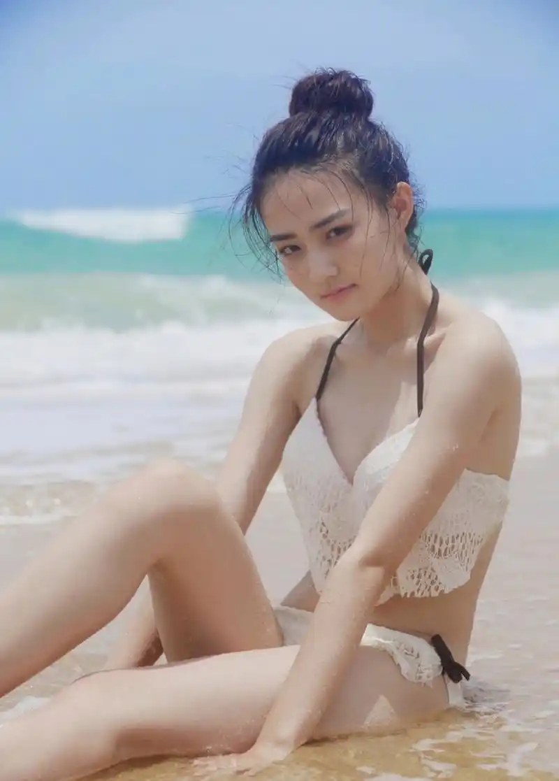 徐璐海边游玩,泳装上镜好美啊!