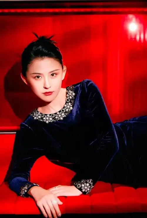 气质优雅的热依扎,楚楚动人,温婉秀雅的写真照!__财经头条