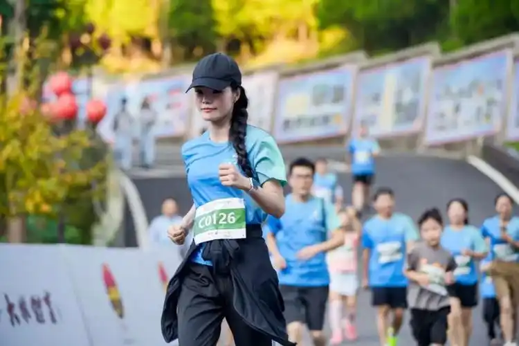 志愿者点对点为参赛选手提供优质服务奔跑在路上马拉松见证了力量与