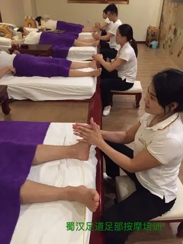 脚底按摩可以促进新陈代谢,血液循环,缓解疲劳