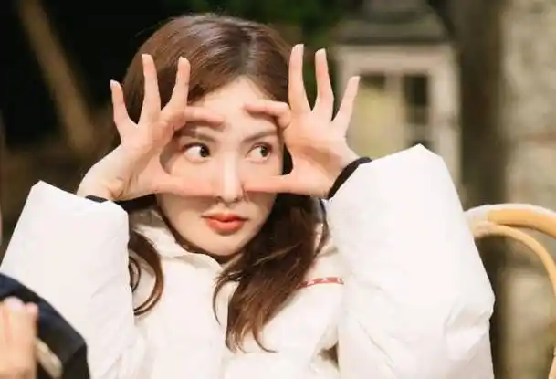 《女儿恋爱》金晨在陈一鸣面前嬉闹,贪吃,沈梦辰干着急,导演傻眼_李斯