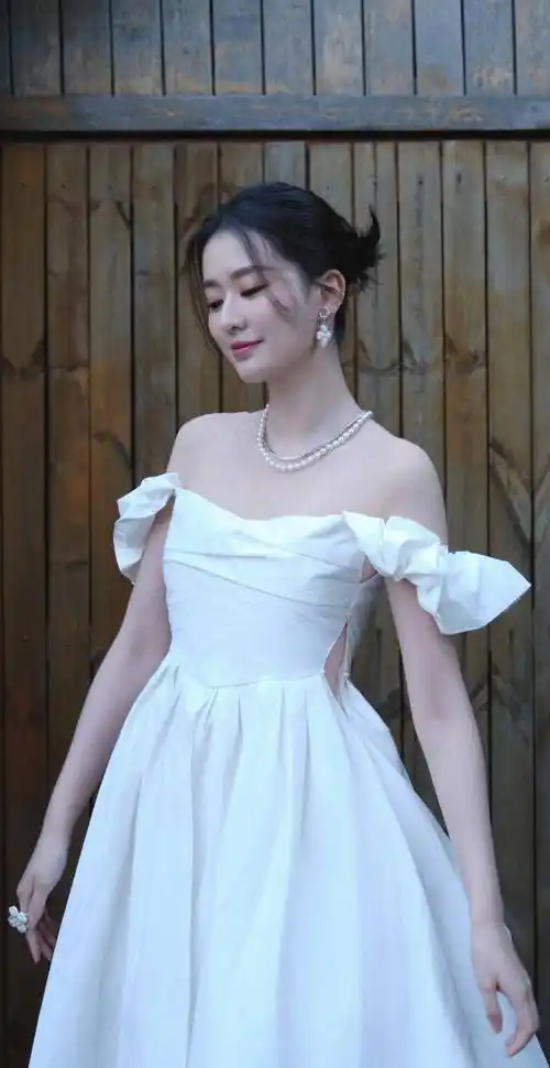 乔欣婚纱照,身穿白色一字肩纱裙,一眼就给人一种坠落感_表演_照片