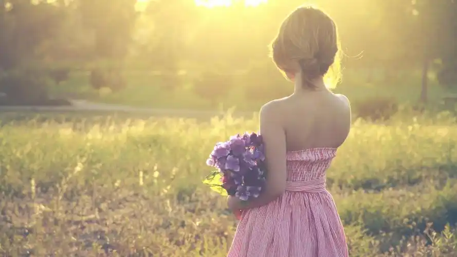 阳光美女背影鲜花意境好看桌面壁纸