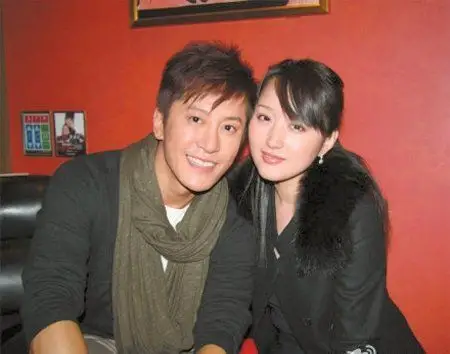 网友贴出了两个好朋友的亲密合影 标签:杨钰莹复出豪宅男友