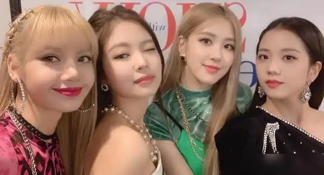 连淮伟粉籍曝光:只关注jennie账号,lisa的表情耐人寻味