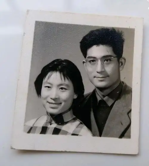 老照片:上世纪五六十年代夫妻合影,恩爱甜蜜很感人