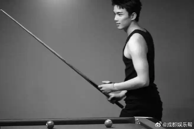 吴磊一身黑色老头衫打球照释出,肌肉线条明显……|吴磊_新浪新闻