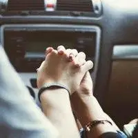 开车时情侣牵手的图片_微信头像图片大全