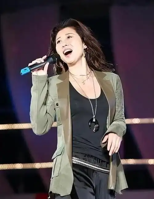 与林子祥相守26年,放弃事业也无憾,叶倩文如今满头银发依然优雅