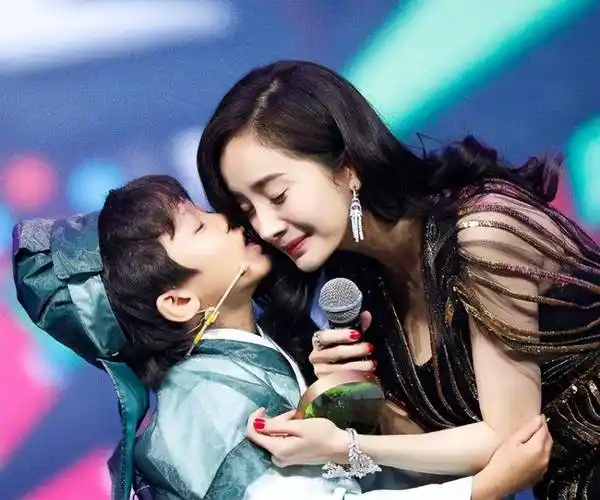 颁奖时杨幂"孩子"突然出现,虽有被吓到,但行为却暴露她人品