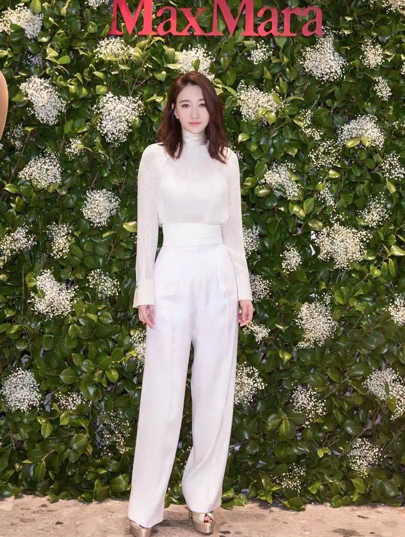 原创李小冉被冻龄了吗穿白t恤配牛仔裤简约清爽哪像44岁的人