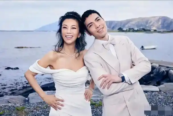 突发和经纪人结婚六年的歌手被曝出轨大张伟古巨基嫌疑最大