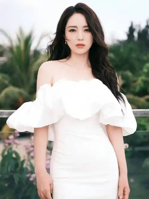 被董璇的海边写真惊艳到穿抹胸裙变小号水蜜桃性感又迷人