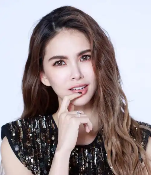 嫩模出身嫁大14岁周董,连生三胎的昆凌,没你想的那么简单