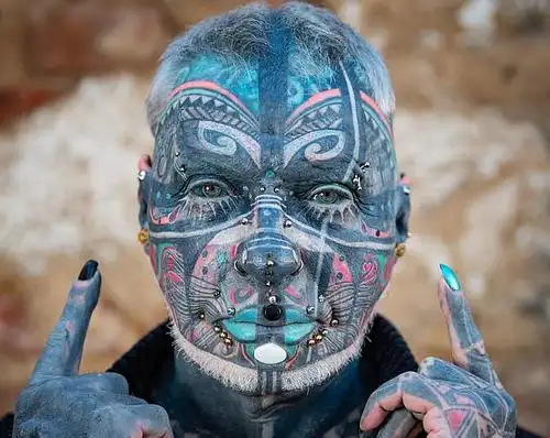 德国72岁男子全身98%都是纹身,26年花费20万:眼睛头皮都是青色