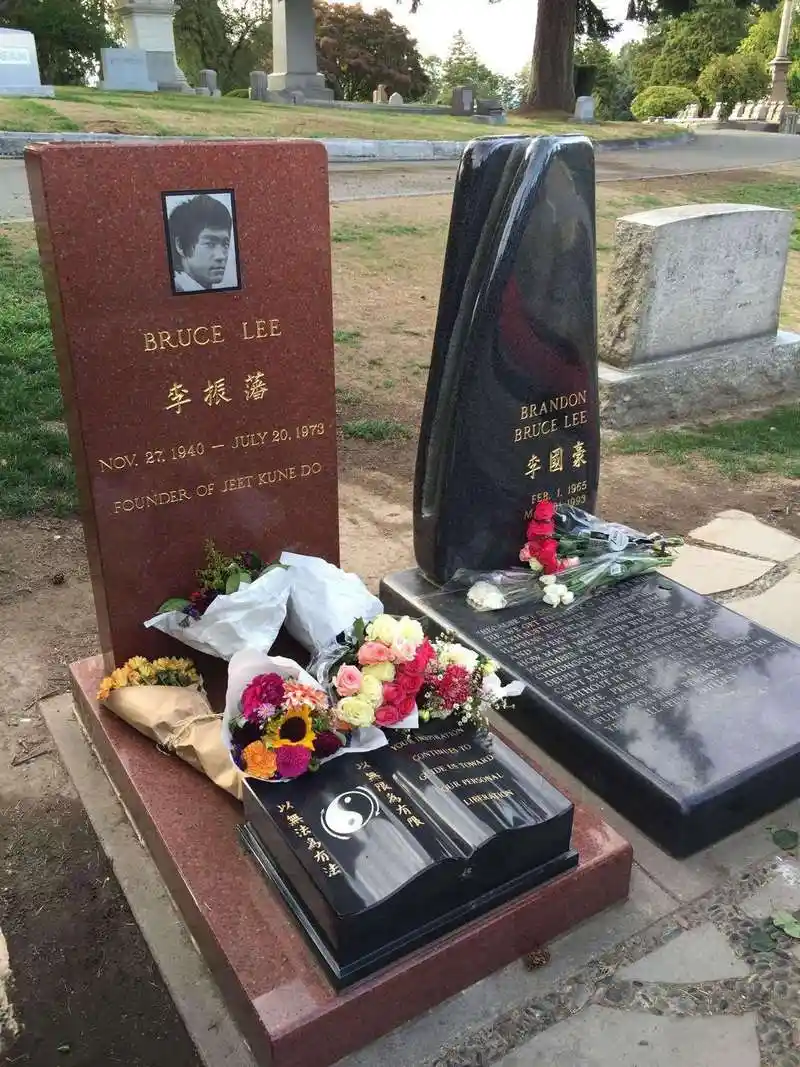 五,梅艳芳的墓地,相比起其它巨星墓地的豪华,梅艳芳是火葬的,只有骨灰