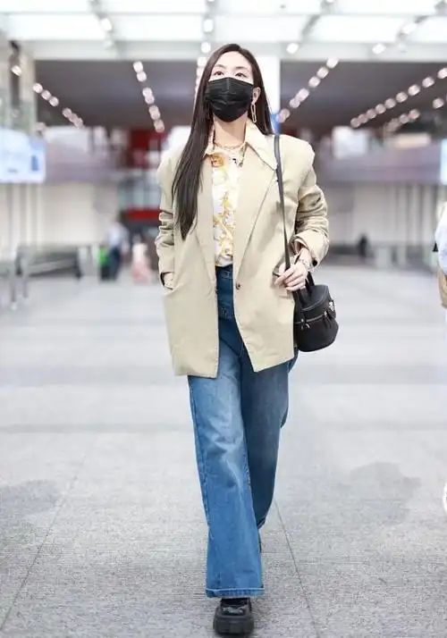 王霏霏游环球穿红色运动背心配高腰裤造型随性又个性