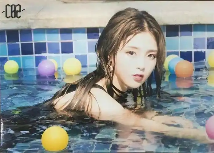 杨超越早期泳照曝光:太"野"了,当她下水的那一刻,我真的心动了