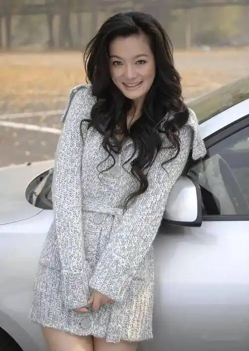 后来,于震拍摄话剧时邂逅了同为央戏毕业的女演员辛月.