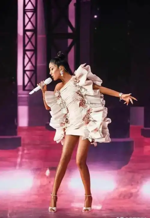 刘欢夫妇办家宴,吉克隽逸穿着暴露引反感,遭诸多网友抨击没教养