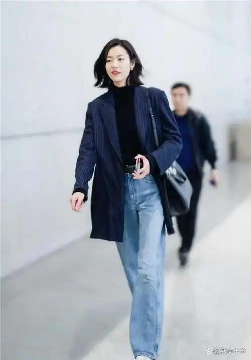 刘雯把"阔腿牛仔裤"带火了,时髦百搭还藏粗腿,早秋穿正合适