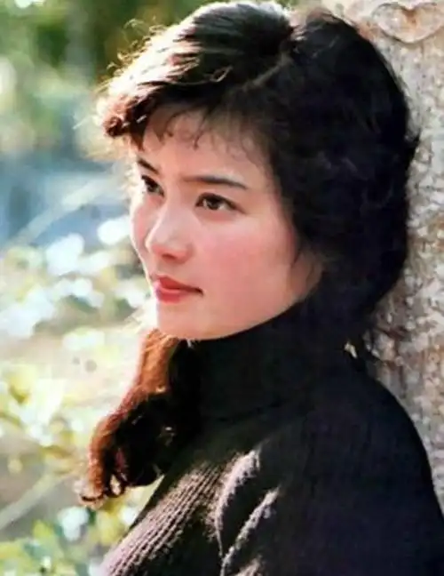 被潘虹的老年状态惊艳到:69岁头发花白,穿衣极简却高级有气质