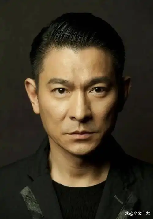 大背头这种发型绝对让人看起来非常的帅气,霸气,魅力十足但是这种发型