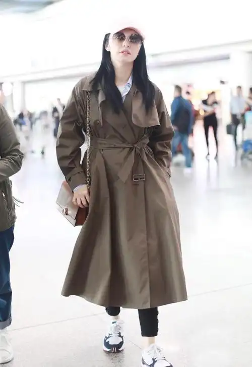 风衣下不兴"打底裤"了,今年学明星这样穿,时髦显瘦很洋气