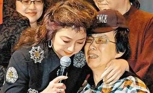 他曾与张国荣谭咏麟齐名49岁车祸瘫痪被妻子扔在养老院22年
