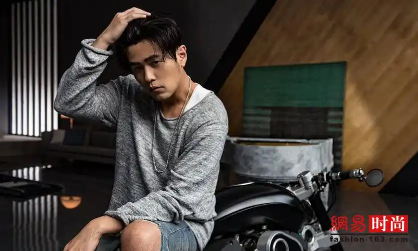 周杰伦留中分复古发型奶爸也很爱臭美