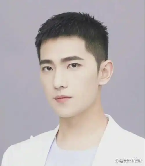 在胡一天的新电影宣传中,出现了一个摘下面具的镜头,原本期待惊艳众人