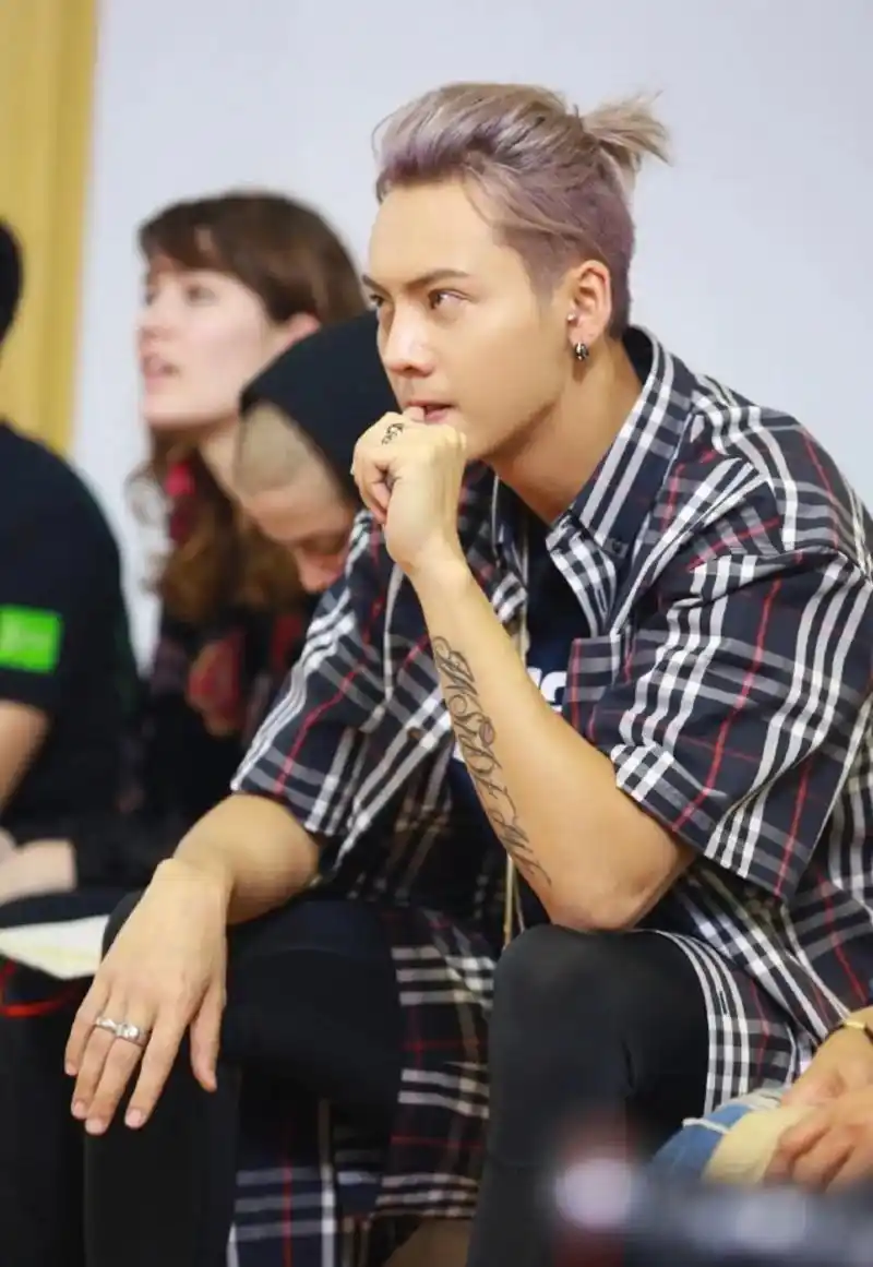 独一无二的你无可替代 陈伟霆大背头小揪揪 又酷又辣! - 抖音