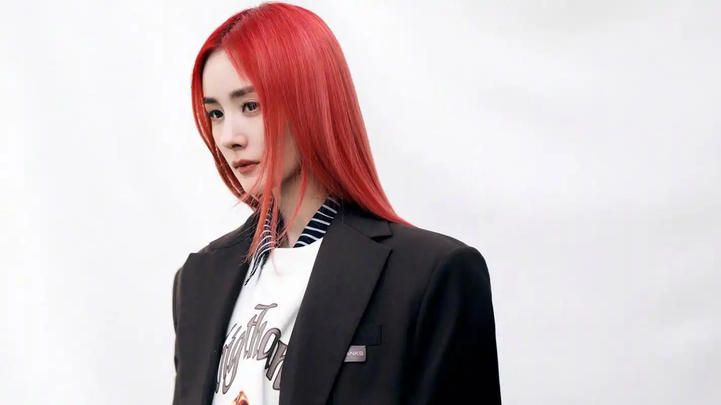 杨幂肆意沉浸其中,感受云舒风涌.